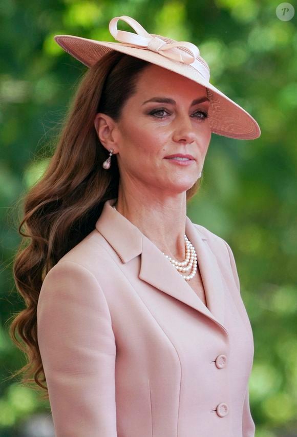 Mais leur collaboration de 15 ans touche à sa fin 

Le roi Charles III d'Angleterre et la reine consort Camilla accueillent le président Emmanuel Macron et sa femme Brigitte Macron au château de Windsor le 8 juillet 2025.

© Alberto Pezzali / Pool / Julien Burton via Bestimage