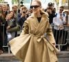 Elle portait un spectaculaire trench beige asymétrique associé à une tenue noire très ajustée.

Céline Dion acclamée par ses fans à son arrivée au palace Royal Monceau à Paris, le 28 août 2026. Phoot par CYRIL MOREAU / BESTIMAGE