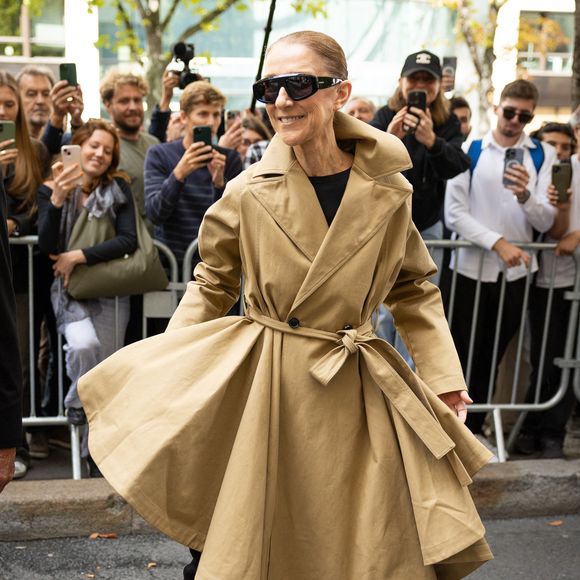 Elle portait un spectaculaire trench beige asymétrique associé à une tenue noire très ajustée.

Céline Dion acclamée par ses fans à son arrivée au palace Royal Monceau à Paris, le 28 août 2026. Phoot par CYRIL MOREAU / BESTIMAGE