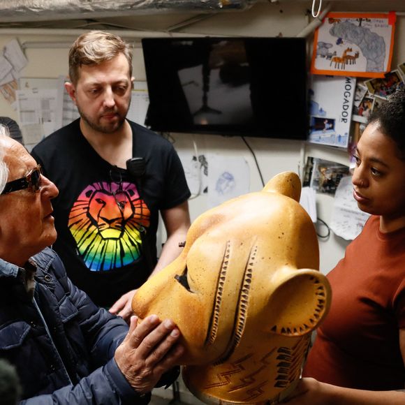 Exclusif - Gilbert Montagné découvre les costumes du spectacle - Gilbert Montagné assite à une représentation spéciale du spectacle "Le Roi Lion" audiodécrite à destination des malvoyants au théâtre Mogador à Paris, France, le 07 juin 2025. © Christophe Clovis / Bestimage