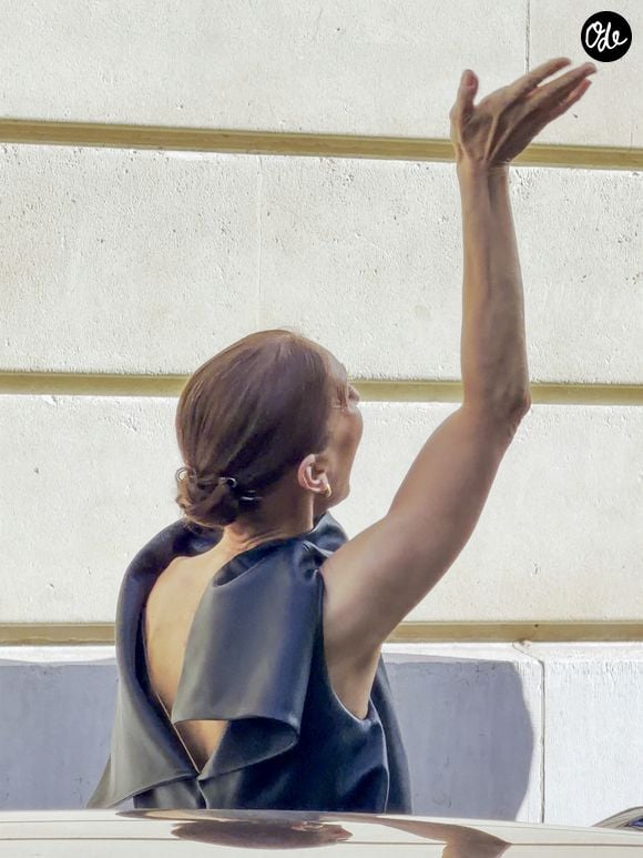 Céline Dion quitte le Royal Monceau entourée d’une foule de fans et s’offre un joli moment avec eux en dansant sur l’un de ses titres les plus emblématiques, "Pour que tu m’aimes encore", à Paris, France, le 1er septembre 2026. © Léa Vieillot/Bestimage