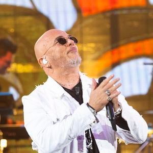 Exclusif - Au Moment ou la troupe des 10 commandements arrivent pour lui faire la surprise de chanter avec lui, Pascal Obispo est très ému et fait un hommage à Daniel Lévi et les artistes présents lui apportent des mouchoirs - Pascal Obispo lors de l'enregistrement de l'émission "L'anniversaire secret" à Paris. Le 7 novembre 2023. © Cyril Moreau / Bestimage.