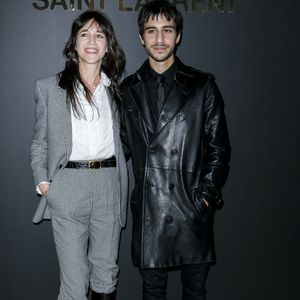 Charlotte Gainsbourg et son fils Ben Attal - Photocall du défilé Saint Laurent collection Printemps-Eté 2022 lors de la fashion week à Paris, le 28 septembre 2021.
© Olivier Borde/Bestimage