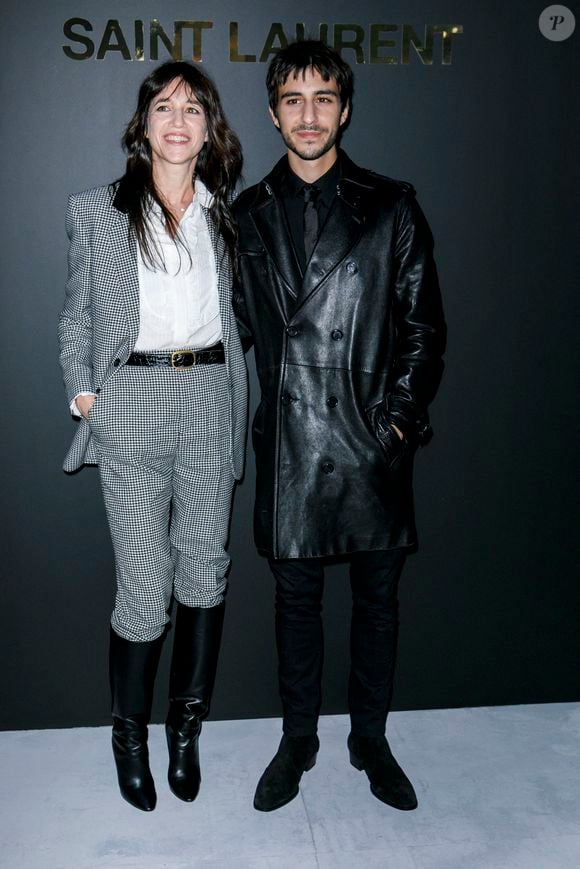 Charlotte Gainsbourg et son fils Ben Attal - Photocall du défilé Saint Laurent collection Printemps-Eté 2022 lors de la fashion week à Paris, le 28 septembre 2021.
© Olivier Borde/Bestimage