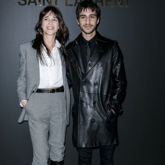Charlotte Gainsbourg et son fils Ben Attal - Photocall du défilé Saint Laurent collection Printemps-Eté 2022 lors de la fashion week à Paris, le 28 septembre 2021.
© Olivier Borde/Bestimage