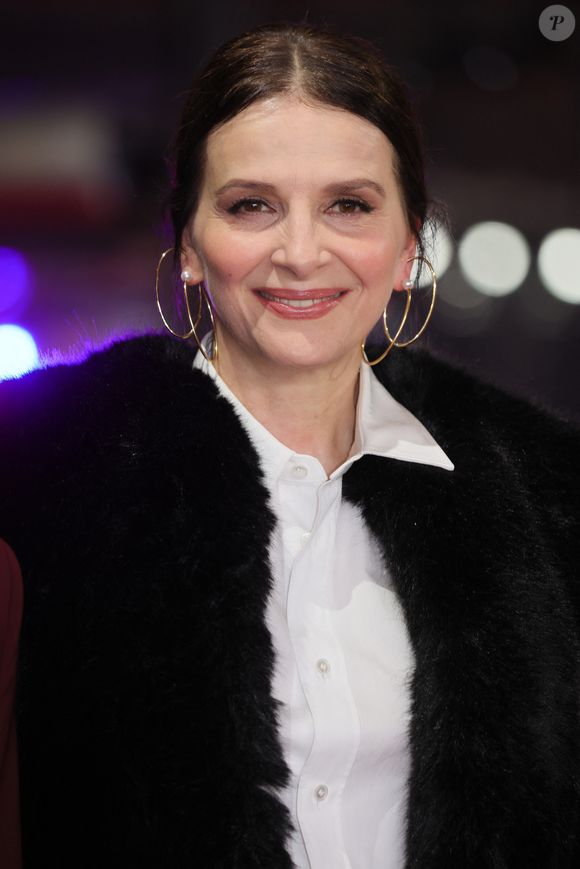 Une petite pique prononcée avec humour qui s'est suivie par une nuance plus pacifique. "Peu importe ce qu'il dit. Ça n'a aucune importance. N'en faites pas toute une histoire. 

17 février 2026, Berlin, Allemagne : Juliette Binoche assiste à la première de " Queen At Sea " lors du 76e Festival international du film de la Berlinale au Berlinalepalast à Berlin, Allemagne, le 17 février 2026. Photo : Alec Michael (Credit Image : © Alec Michael via ZUMA Press)