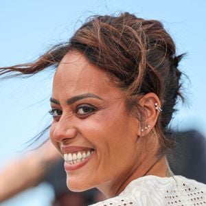Même blessée, Amel Bent maintient ses engagements et répond présent pour ses nombreux fans.

Amel Bent pose lors du photocall "Ma frere" au 78ème Festival de Cannes au Palais des Festivals le 22 mai 2025 à Cannes, France. Photo by Shootpix/ABACAPRESS.COM