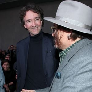 Brigitte Macron, Antoine Arnault et Johnny  Depp au Front Row du défilé Christian Dior Collection Femme Prêt-à-Porter Printemps/Eté 2026 lors de la Fashion Week de Paris (PFW), dans le Jardin des Tuileries, à Paris, France, le 1er octobre 2025. © Bertrand Rindoff/Bestimage