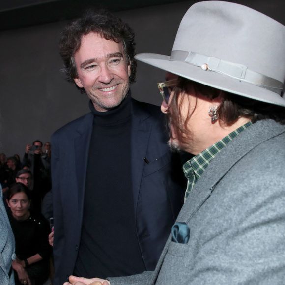 Brigitte Macron, Antoine Arnault et Johnny  Depp au Front Row du défilé Christian Dior Collection Femme Prêt-à-Porter Printemps/Eté 2026 lors de la Fashion Week de Paris (PFW), dans le Jardin des Tuileries, à Paris, France, le 1er octobre 2025. © Bertrand Rindoff/Bestimage