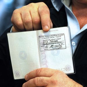 L'acteur admirait tellement ce pays qu'il est allé jusqu'à obtenir le passeport russe !

Gerard Depardieu montre fièrement son passeport de citoyen Russe lors de sa visite a Saransk. Il aura pour adresse d'enregistrement la "rue de la Democratie". Le 23 février 2013
ITAR TASS / BESTIMAGE