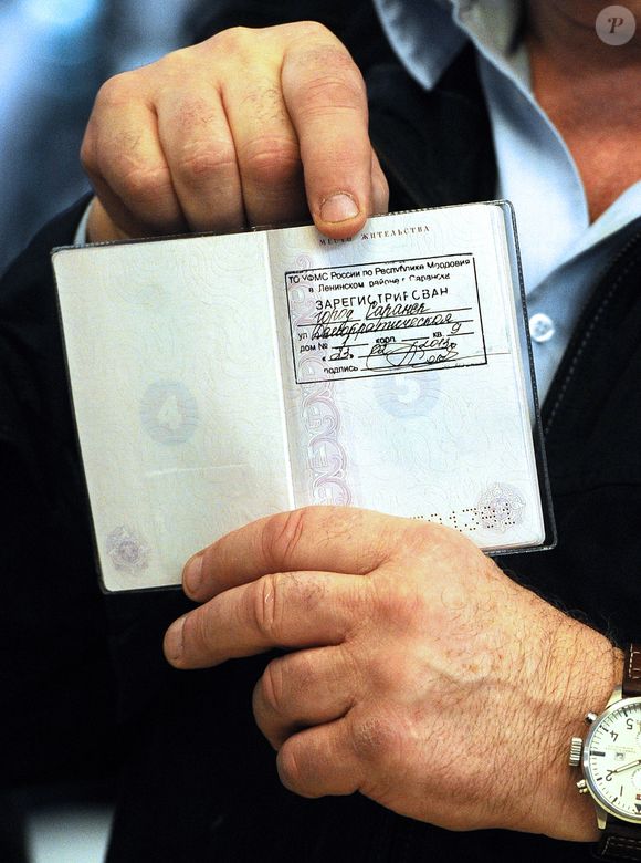 L'acteur admirait tellement ce pays qu'il est allé jusqu'à obtenir le passeport russe !

Gerard Depardieu montre fièrement son passeport de citoyen Russe lors de sa visite a Saransk. Il aura pour adresse d'enregistrement la "rue de la Democratie". Le 23 février 2013
ITAR TASS / BESTIMAGE