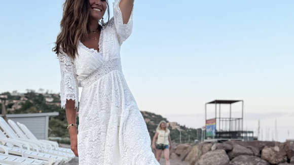 Karine Ferri : L'épouse de Yoann Gourcuff en vacances face à la mer avec Dolmen et Bella, elle en dit plus sur leur quotidien