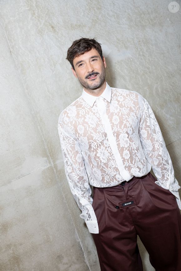 Jérémy Frerot en backstage de l'enregistrement de l'émission "Nos voix pour toutes" au profit de la Fondation des femmes à l'Adidas Arena diffusée sur TMC le 25 novembre 2025, à Paris, France, le 19 novembre 2025. Photo par Guirec-Moreau/Bestimage