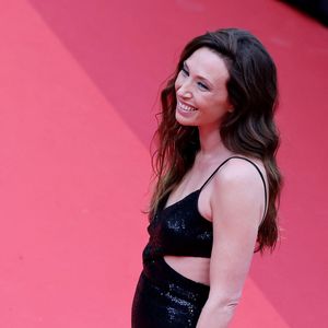 Elle souligne que ce changement lui a permis de se sentir mieux physiquement et d’être complimentée sur son apparence. 

Laura Smet (Michael Kors et Chopard) - Montée des marches du film « Jeanne du Barry » pour la cérémonie d’ouverture du 76ème Festival International du Film de Cannes, au Palais des Festivals à Cannes. Le 16 mai 2023
© Jacovides-Moreau / Bestimage