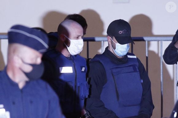 Le 9 juin dernier, un incident lors d’un parloir familial en présence de l’enfant a conduit la justice à ouvrir un nouveau procès. 

Nordahl Lelandais à la sortie de la première journée de son procès pour le meurtre d'Arthur Noyer devant la cour d'assises de la Savoie, à Chambéry le 3 mai 2021. L'ancien maître-chien est aussi associé à la disparition de la petite Maëlys et accusé de plusieurs agressions sexuelles sur des fillettes de la famille. Selon des confidences faites à un co-détenu, Nordahl Lelandais aurait violé la petite Maelys, avant de l'assassiner en août 2017. Il aurait aussi expliqué les raisons du meurtre du caporal Arthur Noyer, celui-ci ayant repoussé ses avances sexuelles. © Pascal Fayolle / Bestimage