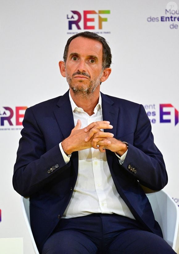 "Qui décide de la rémunération d’un PDG ?", lui demande alors l’animateur.

Alexandre Bompard, Pdg de Carrefour lors de la rencontre des Entrepreneurs de France du Medef, LaRef25 7ème édition, au stade Roland Garros à Paris le 27 août 2025.
© Christian Liewig / Bestimage