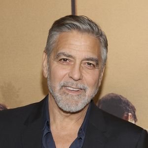 Et ce 10 mars 2025 comme l'ont rapporté plusieurs médias à l'instar du "Daily Mail", "TMZ" et d'"Hello", l'intéressé a eu le mérite de déchaîner les passions à cause de sa nouvelle coupe de cheveux !


George Clooney - Première du film "The Boys in The Boat" à Los Angeles, le 11 décembre 2023 (Photo Press Service / BESTIMAGE).