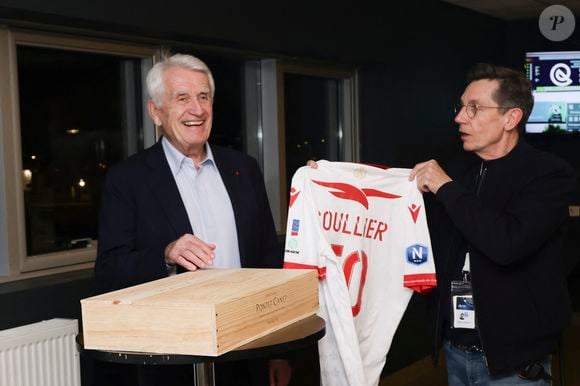 Exclusif - Gad Elmaleh célèbre les cinquante ans de carrière de Gilbert Coullier sur la scène du Zenith de Rouen à la fin de son spectacle "Lui même" 
Le 28 mars 2025. © Jack Tribeca / Bestimage