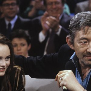 Vanessa Paradis et Serge Gainsbourg lors de l'émission "Sacrée Soirée", le 16 mars 1990 à Paris. 
© Bernard Leguay via Bestimage