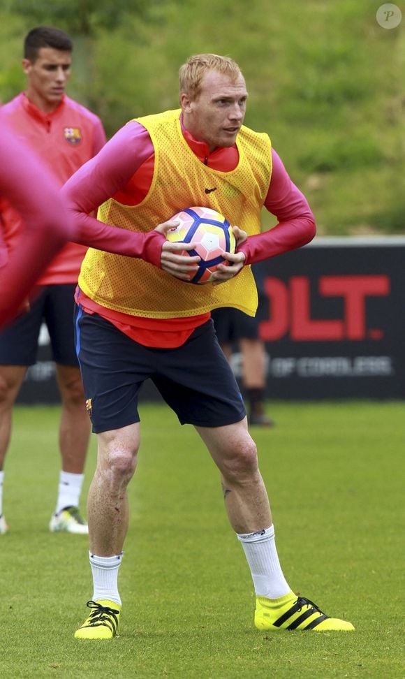 “Parallèlement, il devait bientôt passer ses diplômes d'entraîneur”, précise L’Équipe

Le joueur du FC Barcelone, le Français Jeremy Mathieu, assiste à une séance d'entraînement à St. George's Park dans le Staffordshire, en Grande-Bretagne, le 29 juillet 2016. Le FC Barcelone jouera un match de pré-saison contre le Celtic Football Club le 30 juillet. Photo Sean Dempsey/EFE/ABACAPRESS.COM