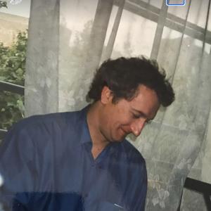 Bébé, enfant, ou à l'âge adulte, les deux jeunes femmes ont souhaité rendre hommage à leur papa de la plus belle des manières et en se remémorant de doux souvenirs. 

Les filles d'Anne Roumanoff en deuil après la perte de leur papa Philippe Vaillant, le jeudi 3 juillet 2025