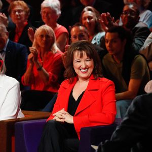 Exclusif - Anne Roumanoff et sa mère Colette lors de l'enregistrement de l'émission "Famille je vous aime" présentée par M. Drucker et qui sera diffusée le 13 juin 2025 sur France 3, aux Studios rive gauche à Paris, France, le 14 avril 2025. © Clovis-Gaffiot/Bestimage