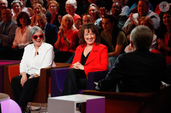 Exclusif - Anne Roumanoff et sa mère Colette lors de l'enregistrement de l'émission "Famille je vous aime" présentée par M. Drucker et qui sera diffusée le 13 juin 2025 sur France 3, aux Studios rive gauche à Paris, France, le 14 avril 2025. © Clovis-Gaffiot/Bestimage