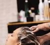 L'utilisation de soins enrichis en acide hyaluronique et sans sulfates agressifs préserve aussi la souplesse naturelle de la fibre.