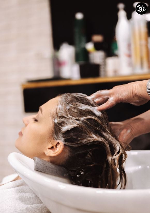 L'utilisation de soins enrichis en acide hyaluronique et sans sulfates agressifs préserve aussi la souplesse naturelle de la fibre.