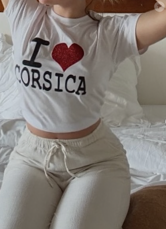 Une chose est sûre, Marine semble avoir adopté l'Île de Beauté !

Capture Instagram de Marine.