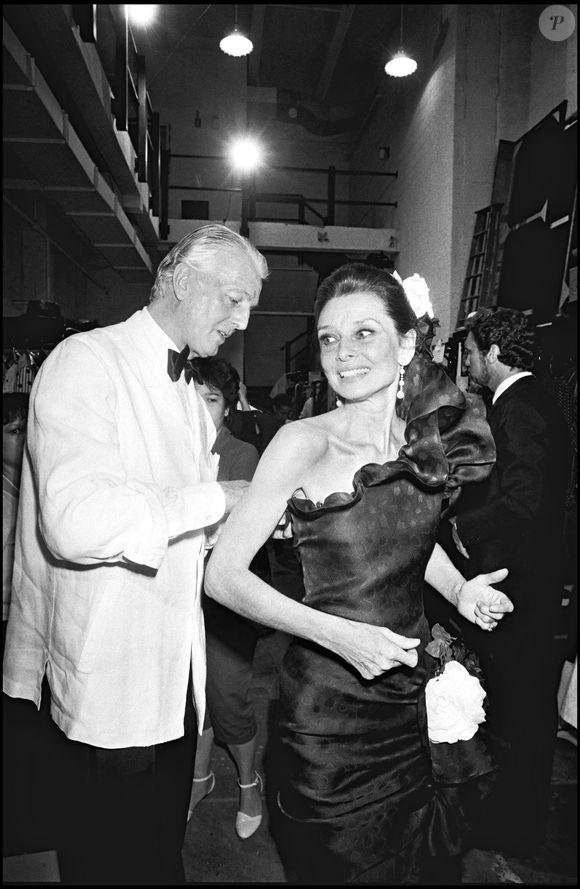 Archives - Le couturier Hubert de Givenchy et Audrey Hepburn en 1982 à Paris.