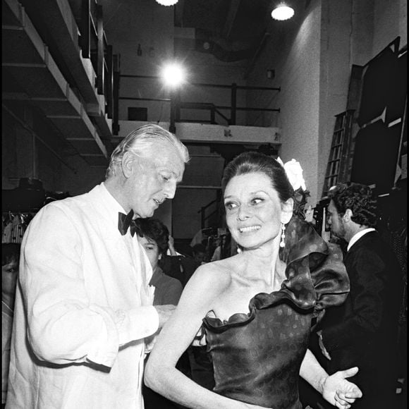 Archives - Le couturier Hubert de Givenchy et Audrey Hepburn en 1982 à Paris.