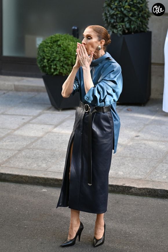 Sa voix a tellement marqué la star qu'elle lui a réclamé ses coordonnées. 

Céline Dion devant l’hôtel Royal Monceau à Paris, le 6 Septembre 2026.  

© Lionel Urman/Bestimage