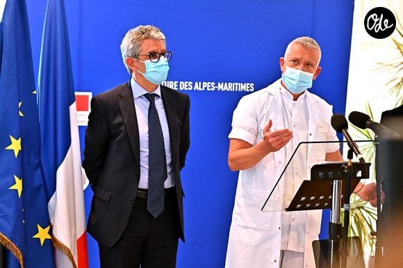 Bernard Gonzalez, le préfet des Alpes-Maritimes, et Olivier Guerin, chef du pôle gériatrie du CHU de Nice, président de la Société française de gériatrie et nouveau membre du Conseil Scientifique gouvernemental, durant le point presse à la préfecture des Alpes-Maritimes, à Nice, France, le 22 février 2021, sur l'évolution de la situation sanitaire dans le département et sur les nouvelles mesures sanitaires qui vont s'appliquer pendant les prochains 15 jours.  © Bruno Bebert/Bestimage
