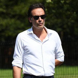 Anthony Delon et son demi-frère Alain-Fabien découvrent les hommages devant les grilles de la propriété de Douchy, quelques heures avant les obsèques de leur père, A.Delon, le 24 août 2024. Décédé le 18 août 2024, l'acteur a rendu son dernier souffle, entouré des siens dans sa propriété de Douchy, où il sera inhumé, le 24 août 2024 vers 17 heures dans une chapelle, construite il y a une vingtaine d'années.