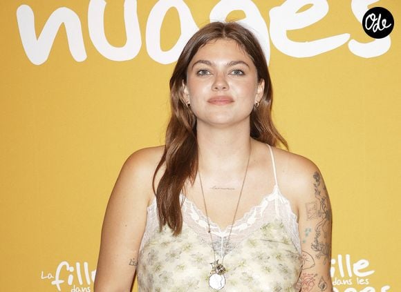 La chanteuse protège soigneusement le visage d’Esmée tout en partageant certains moments de leur quotidien.

Louane Emera - Première du film "La fille dans Les nuages" au cinema UGC Bercy à Paris le 2 juillet 2026. © Coadic Guirec/Bestimage