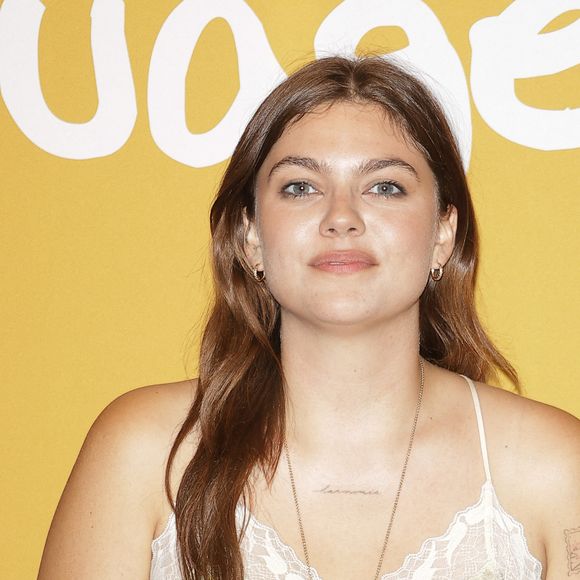 La chanteuse protège soigneusement le visage d’Esmée tout en partageant certains moments de leur quotidien.

Louane Emera - Première du film "La fille dans Les nuages" au cinema UGC Bercy à Paris le 2 juillet 2026. © Coadic Guirec/Bestimage