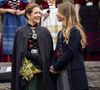Il y a quelques jours, le roi Frederik et la reine Mary ont débuté leur visite historique de trois jours aux îles Féroé avec leur fille, la princesse Josephine âgée de 14 ans.
Le roi Frederik X, la reine Mary et la princesse Josephine participent avec la maire de Torshavn, Elsa Berg, à une réception officielle sur les marches de la ville à Vágsbót à Torshavn dans les îles Féroé @Ritzau Scanpix/ABACA