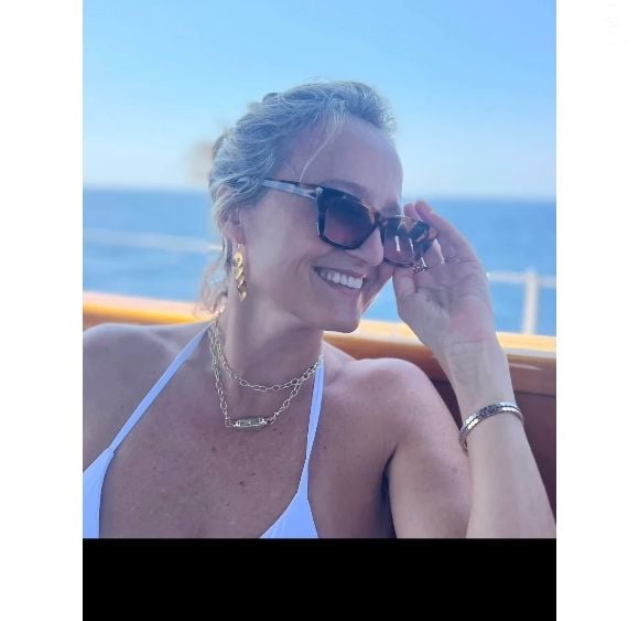 Le soleil étant au rendez-vous, la présentatrice télé a également pris quelques couleurs. Une pause bien méritée avant la grande rentrée.

Caroline Roux immortalise ses vacances en Italie sur Instagram (Capture d'écran - lundi 18 août 2025).