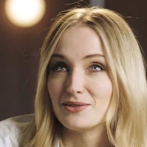 Dans une vidéo pour "Vogue", Sophie Turner l’a révélé avec un sourire gêné : "On fait un film d’horreur gothique… mais on joue des amants"...

La star de Game of Thrones, Sophie Turner, s'est lancée dans une série de plats à emporter britanniques populaires, les yeux bandés, afin de deviner ce qu'elle mange.
Photo fournie par JLPPA