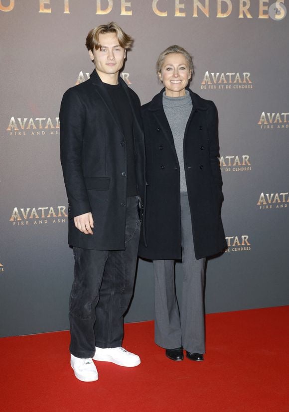 Anne-Sophie Lapix et son fils - Avant-première du film "Avatar : de Feu et de Cendres" à la Seine Musicale de Boulogne-Billancourt le 5 décembre 2025. © Marc Ausset-Lacroix/Bestimage