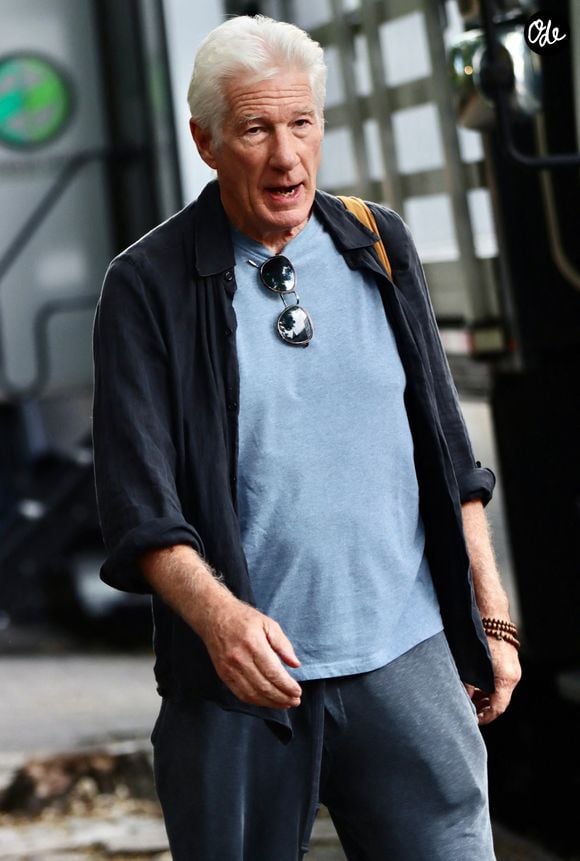 New York (NY) – Richard Gere et Diana Silvers ont été aperçus en train de tourner une scène du film « Asymmetry » à New York. Backgrid USA / Bestimage