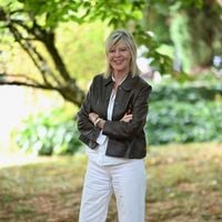 Chantal Ladesou possède une "grotte taillée dans le roc" à deux pas de Saint-Tropez, un bien où elle se ressource avec son mari