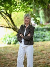 Chantal Ladesou possède une "grotte taillée dans le roc" à deux pas de Saint-Tropez, un bien où elle se ressource avec son mari