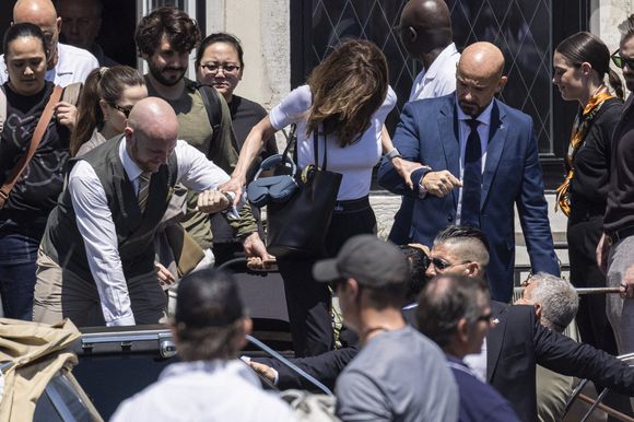 La Reine Rania de Jordanie et Rajwa Al Saif quittent l'hôtel St Regis après le mariage de Jeff Bezos et Lauren Sanchez le 28 juin 2025 à Venise, Italie. Photo par Marco Piovanotto/ABACAPRESS.COM