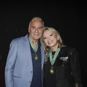 Exclusif - Michel Fugain et Véronique Sanson se décorent mutuellement de l'Ordre des Arts et des Lettre à l'occasion du concert de Michel Fugain et de sa femme Sanda à Bobino, Paris le 27 janvier 2025. © Jack Tribeca / Bestimage