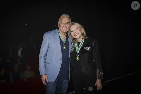 Exclusif - Michel Fugain et Véronique Sanson se décorent mutuellement de l'Ordre des Arts et des Lettre à l'occasion du concert de Michel Fugain et de sa femme Sanda à Bobino, Paris le 27 janvier 2025. © Jack Tribeca / Bestimage