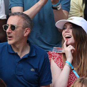 Elie Semoun, Aude Fraineau dans les tribunes lors des Internationaux de France Roland Garros 2023 le 10 juin 2023 à Paris, France. Photo by Nasser Berzane/ABACAPRESS.COM
