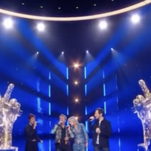 Il s'agit de Fanny Guastalli, ancienne chargée de casting à The Voice qui est tragiquement morte lors de vacances à Bali l'année dernière. 

The Voice TF1, 1er février 2025