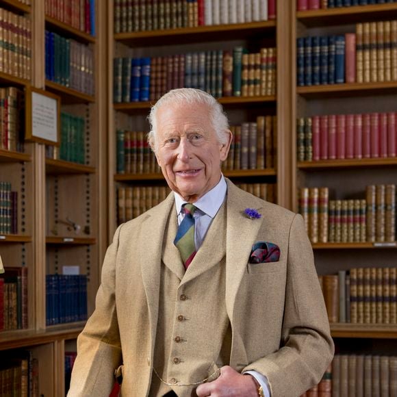 Il est désormais possible de dîner chez Charles III ! 

Le roi Charles III d'Angleterre pose dans la bibliothèque du château de Balmoral.

Photo : Alpha Agency / Bestimage